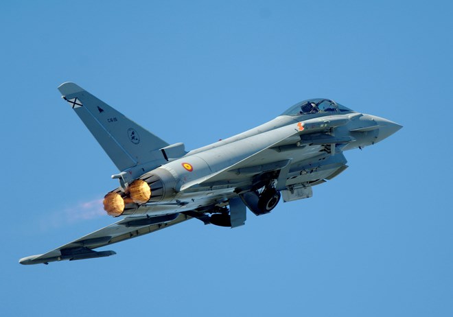 Mặc dù Typhoon là máy bay chiến đấu thế hệ 4 nhưng nó lại có một vài tính năng của tiêm kích thế hệ 5, như “tàng hình”.